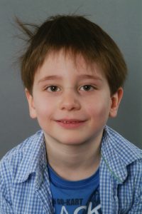 Schoolfoto's van Jonas in groep 3 en Hannah in groep 1.