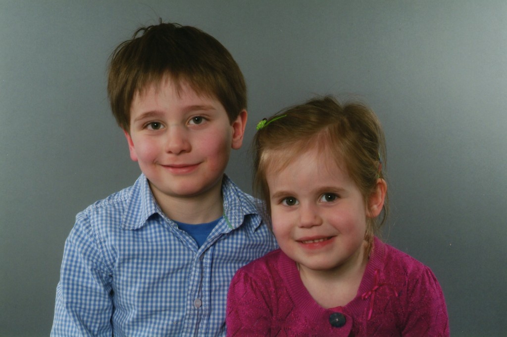 Schoolfoto's van Jonas in groep 3 en Hannah in groep 1.