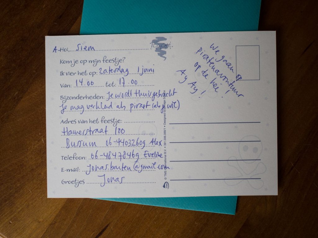 De uitnodiging van Jonas' verjaardagspartijtje.