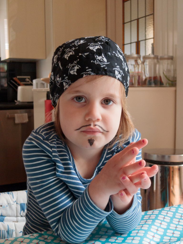 Jonas viert zijn eerste eigen kinderpartijtje. Het is een leuke