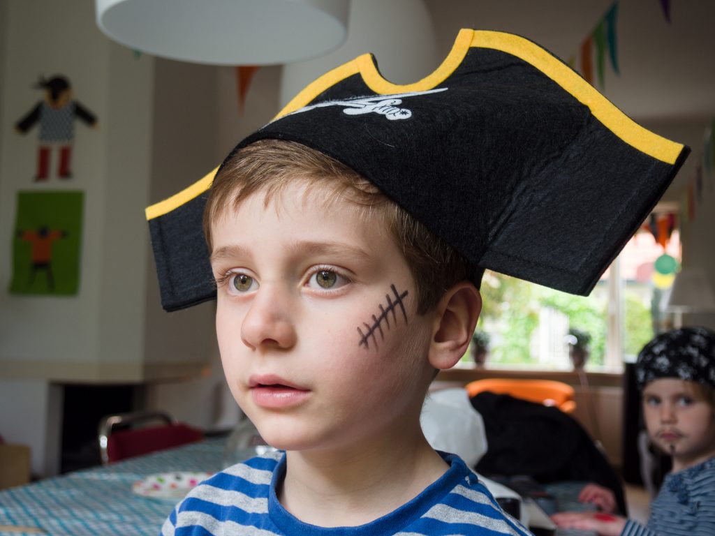 Jonas viert zijn eerste eigen kinderpartijtje. Het is een leuke