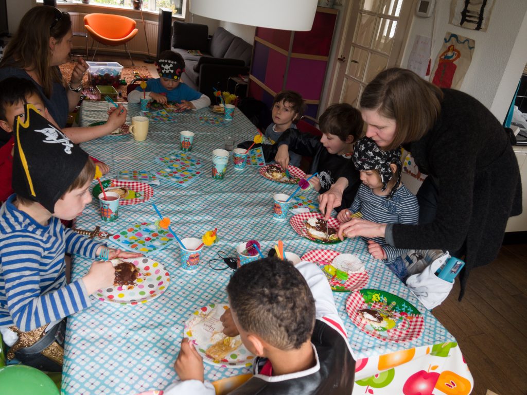 Jonas viert zijn eerste eigen kinderpartijtje. Het is een leuke