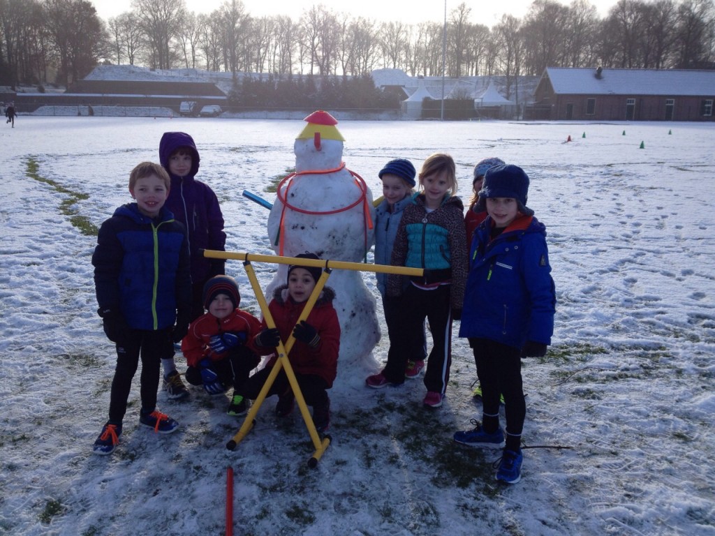 Jonas' atletiektraining bestond vandaag uit sneeuwpoppen bouwen,