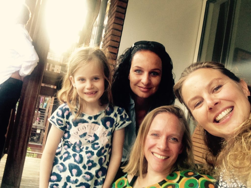 Hannah met de vriendinnen van Marjolein op haar veertigste verja