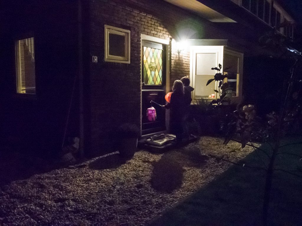 Jonas en Hannah lopen Sint Maarten; in dit geval zingen ze bij N